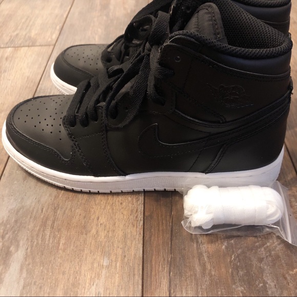 ⚫️⚪️ Jordan 1 - Cyber Monday | Size: 6 - Picture 7 of 8